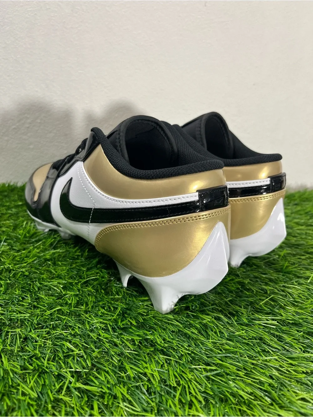 Nike Jordan 1 Low Football cleat FJ6245-701 Metallic Gold Black White size 13